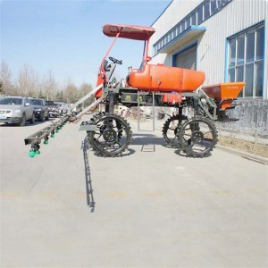 Self-propelled amphibious farm sprayer